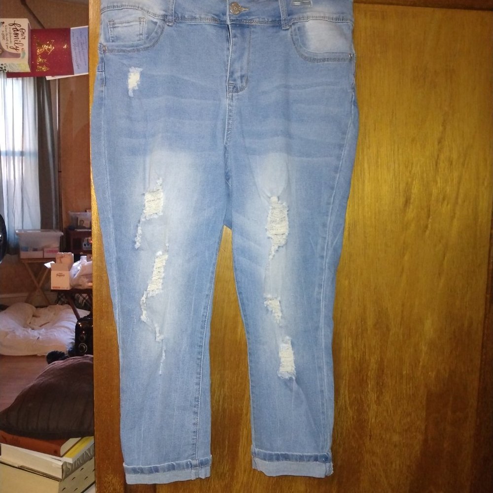 Women's Hot Kiss Jeans, size 16 Distressed Capri Medium Blue Wash